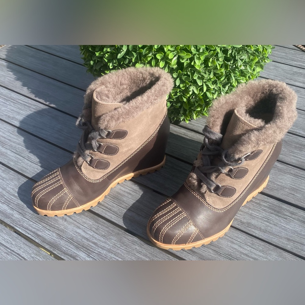 Women’s UGG Alasdair Leather Wedge Ankle Booties - Picture 2 of 8